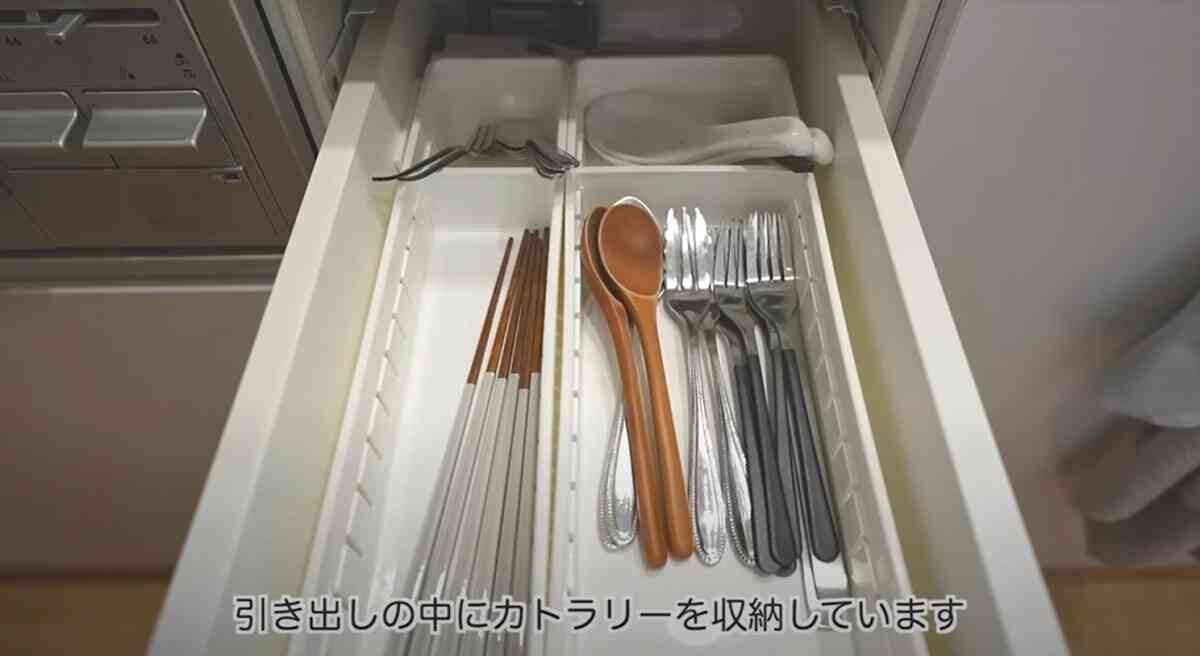 【ダイソー】台所の引き出し収納にこれ！「キッチントレースリムホワイト」は仕切り付きだからサイズを選ばず便利！