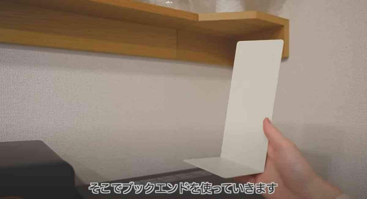 【ダイソー】のブックエンドを使ったキッチン収納術が神！マグネットと組み合わせて浮かせる収納も可能