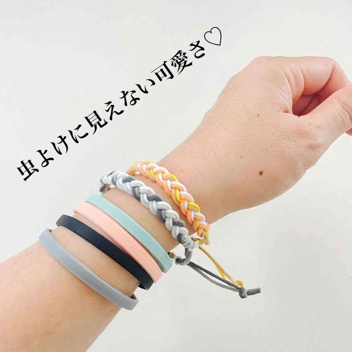 【ダイソー】そろそろ買っておきたい「虫よけシリコーンリング」がかわいすぎると話題！豊富なカラーで重ね付けも