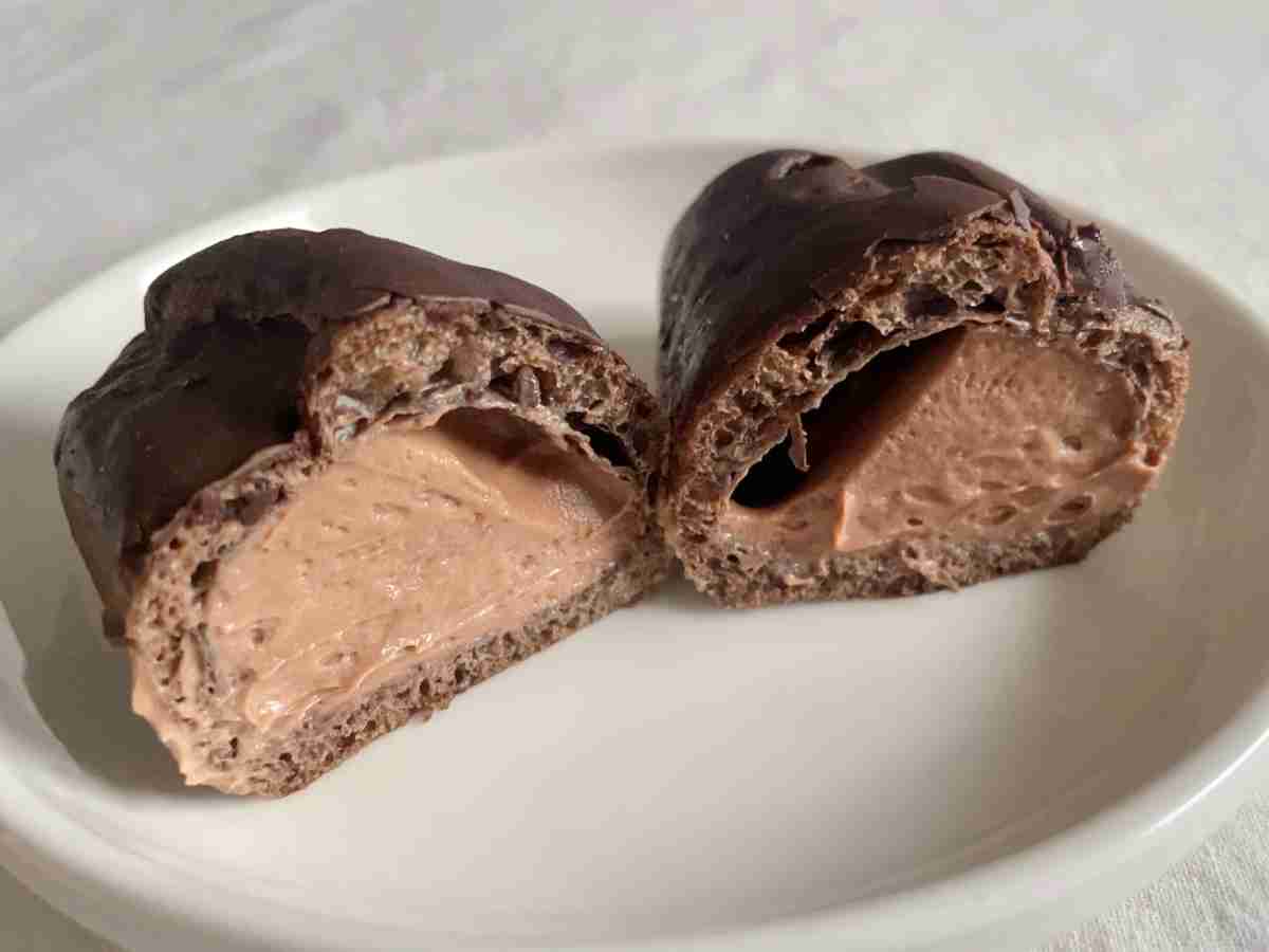 シャトレーゼ「エクレール・ショコラ」はチョコカスタードクリームがたっぷり