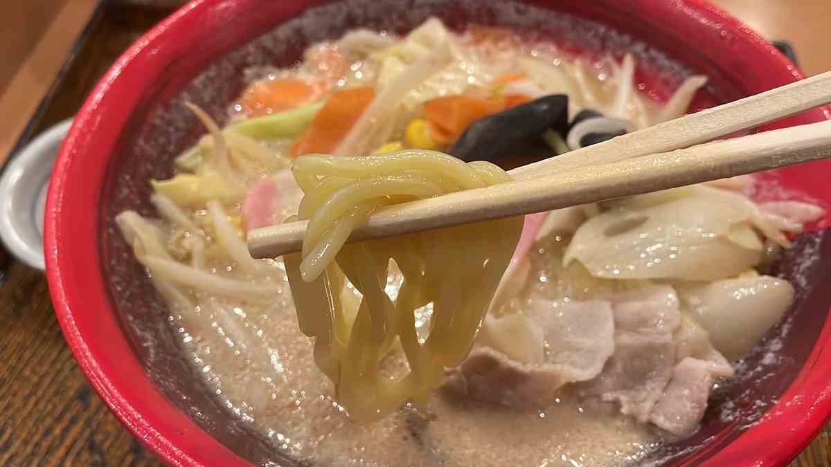 モチモチ食感が特長の太麺がスープに絡み合って◎