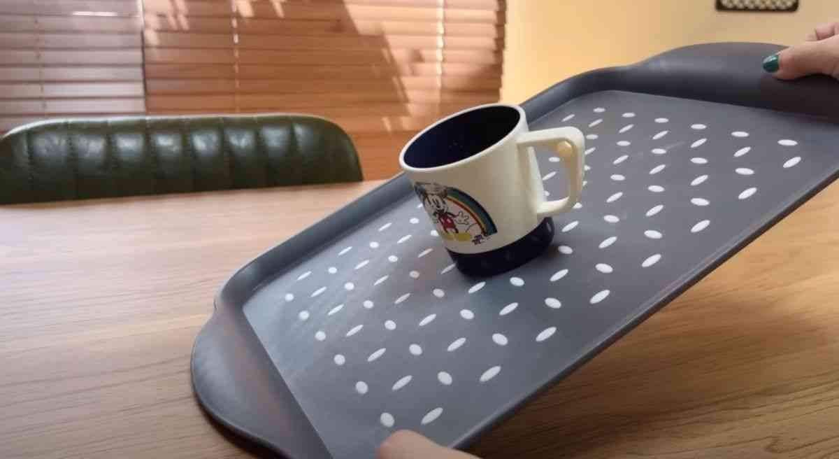 【ダイソー】これはすごい！「すべり止め付きトレー」はななめにしてもずり落ちないから家カフェ気分がより楽しめる