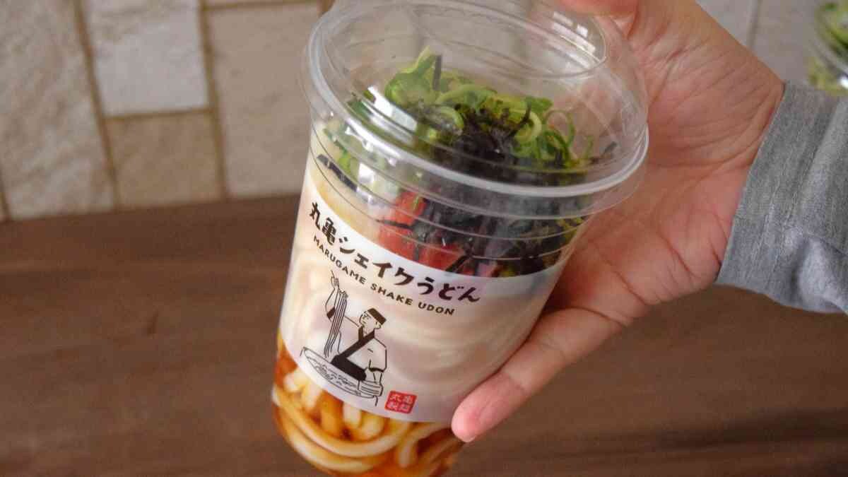 【丸亀製麺】衝撃的な話題の新商品！「丸亀シェイクうどん」を実食レポ・振って食べる新感覚のうどんはどう？