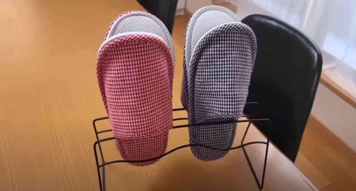 【ダイソー】高見えしすぎ！「ワイヤースリッパラック」が110円!?コスパ良すぎなスリッパ収納がすごい