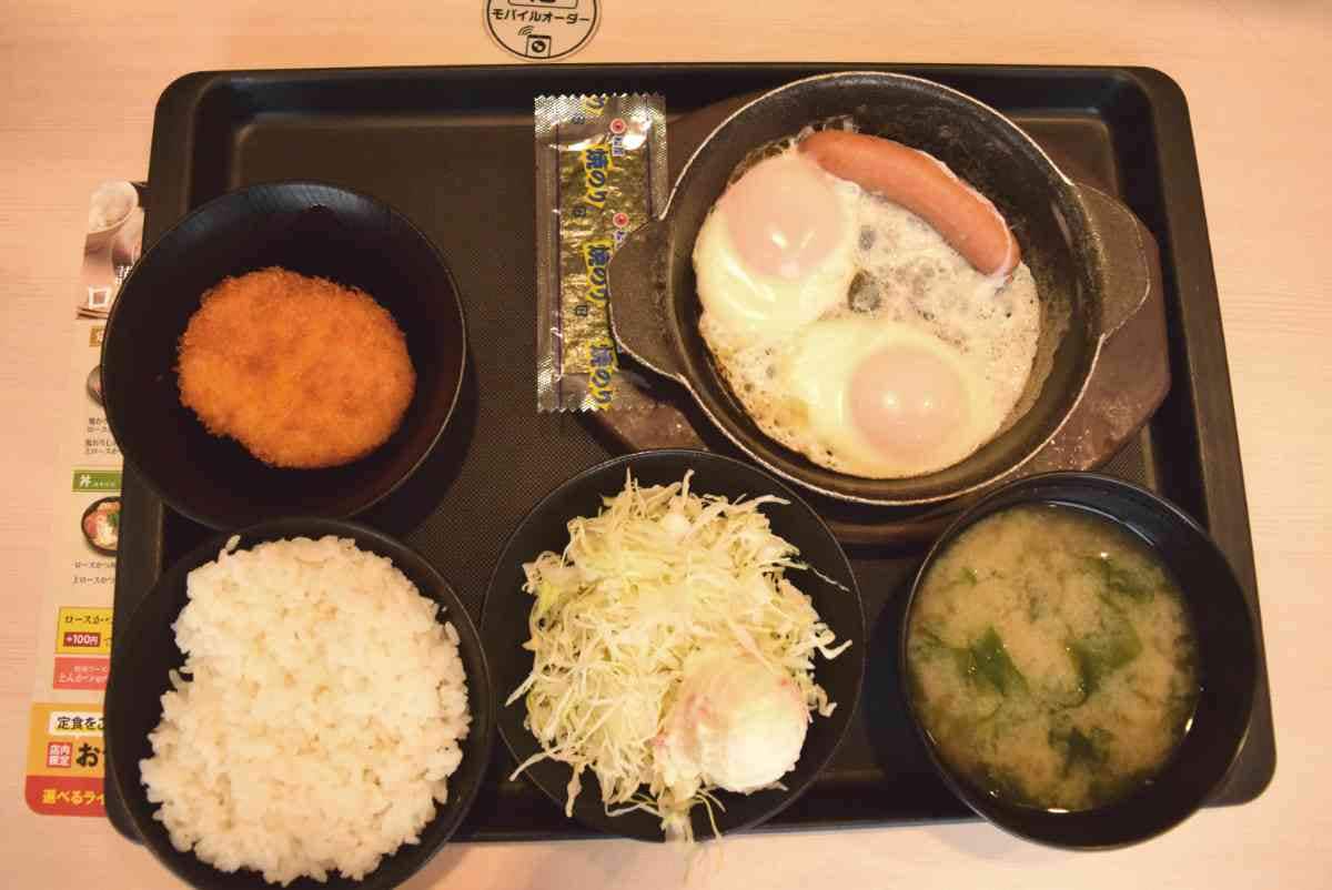 松のや】朝からお得な390円メニュー！「得朝ソーセージエッグ定食」は