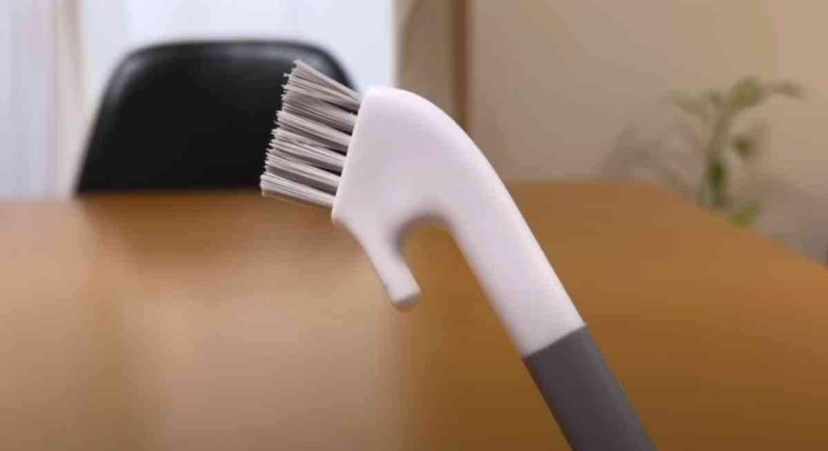 【ダイソー】お弁当箱や水筒の溝掃除にイイ！2WAYで使い分けできる「ポイントブラシ」がたまらん！