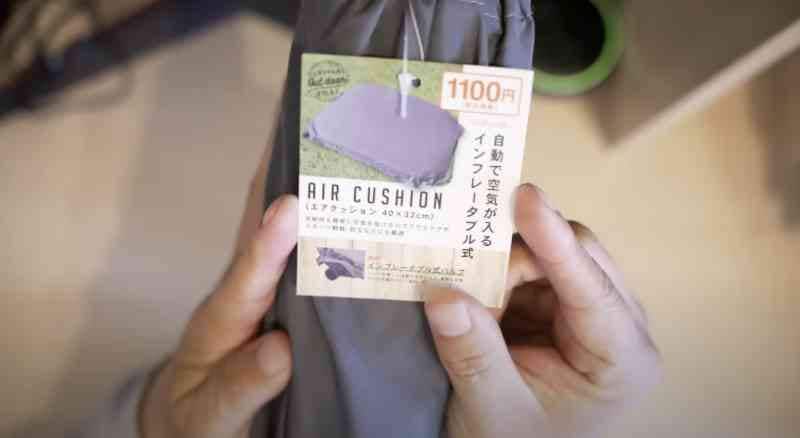 【キャンドゥ】の「エアクッション」は自動で空気が入る！防災・スポーツ観戦・旅行に便利な神ギア！