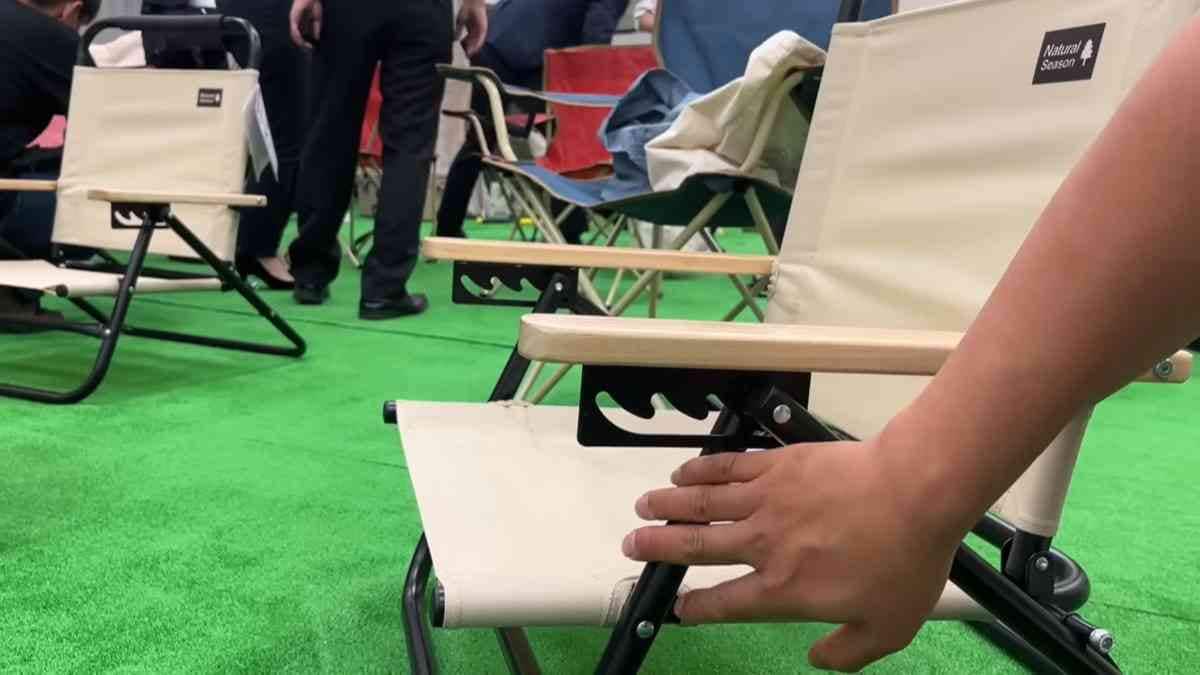 【コメリ】アルミ製あぐらローチェアはリクライニング機能付き！夏レジャーでくつろぎたい人必見◎