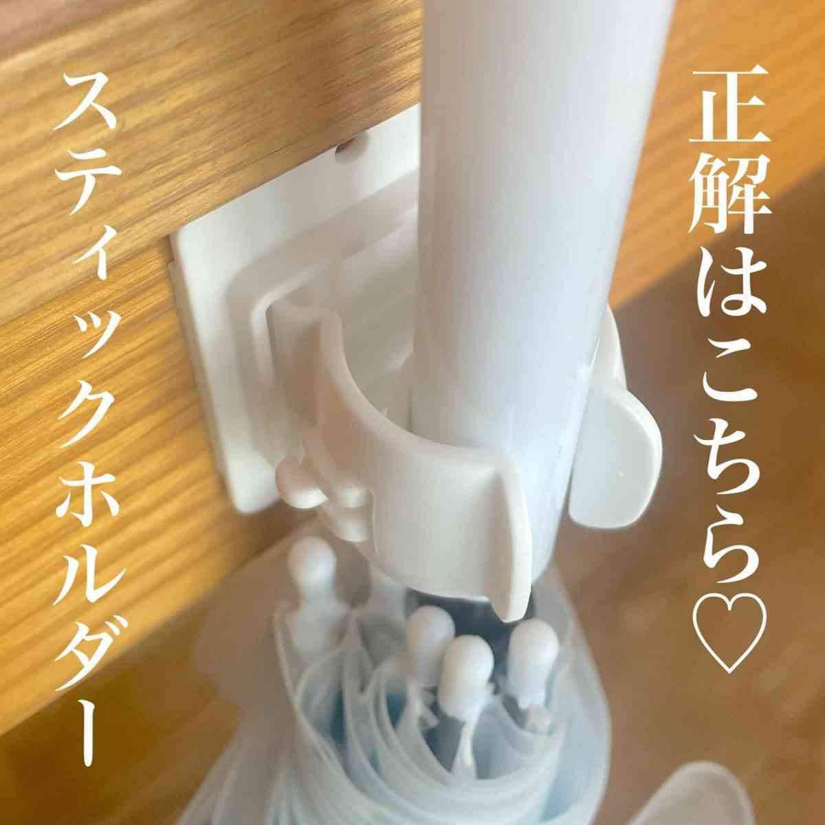【ダイソー】介護コーナーで発見！傘や杖をピタっと収納できる「スティックホルダー」がすごい！