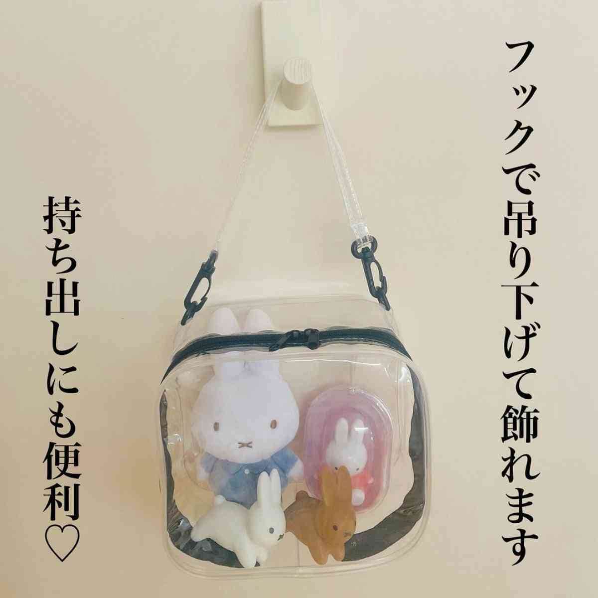 【ダイソー】推し活に◎「持ち手付きスクエアポーチ」は大きめ＆透明なポーチだからグッズを飾るのにピッタリ