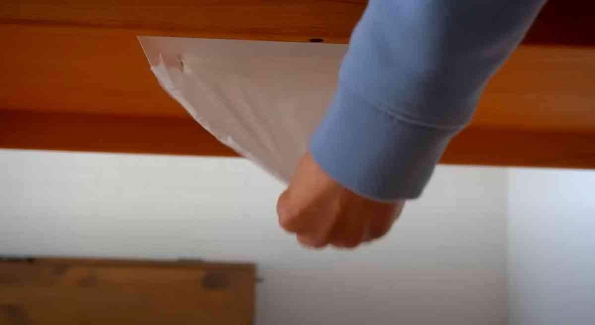 【知っているとお得な節約術】捨てる前のティッシュでできることもある！触りたくない場所の掃除に◎