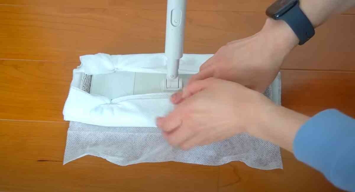 【お得な節約術】”ついで掃除”ができてラク！フローリングシートを捨てる前」できる2つのコト