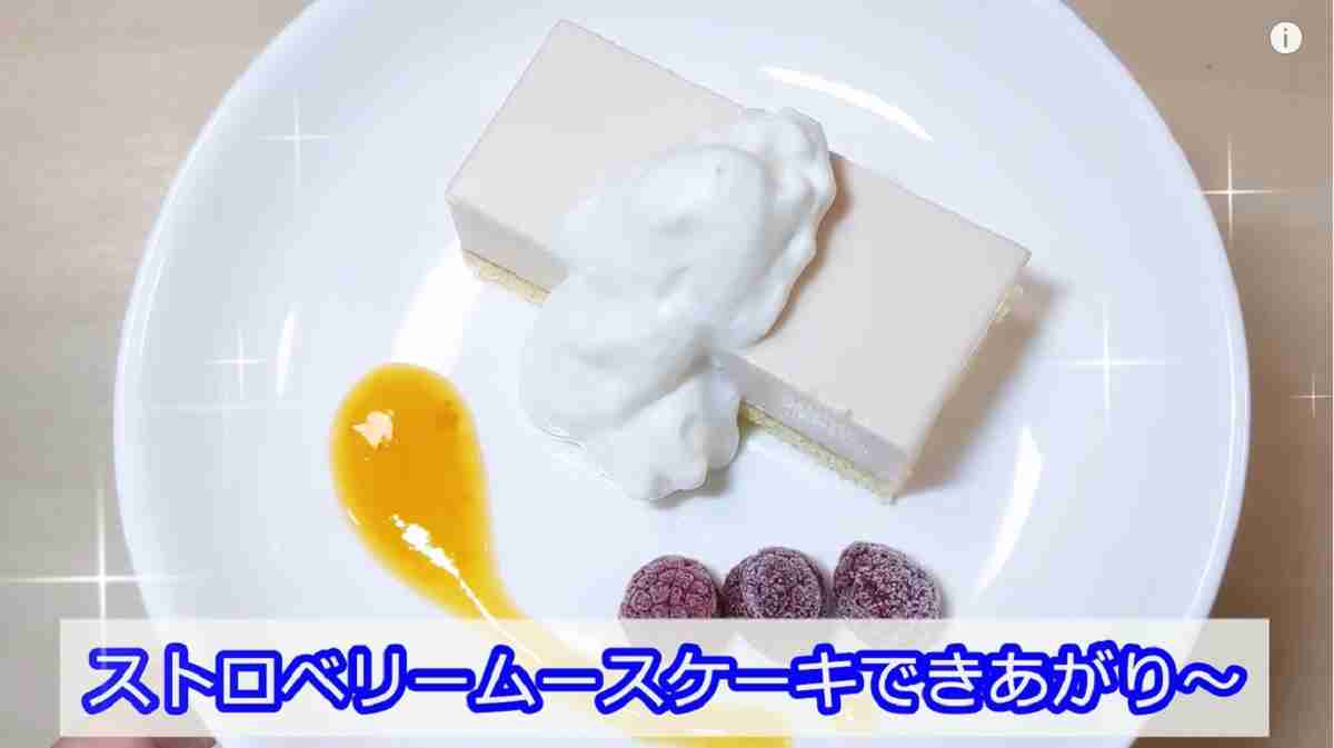 業務スーパー ストロベリームースケーキ※画像出典：YouTube/業務スーパーマニアスパ子さん（https://www.youtube.com/watch?v=6bNwXsrNyjA&t=946s）