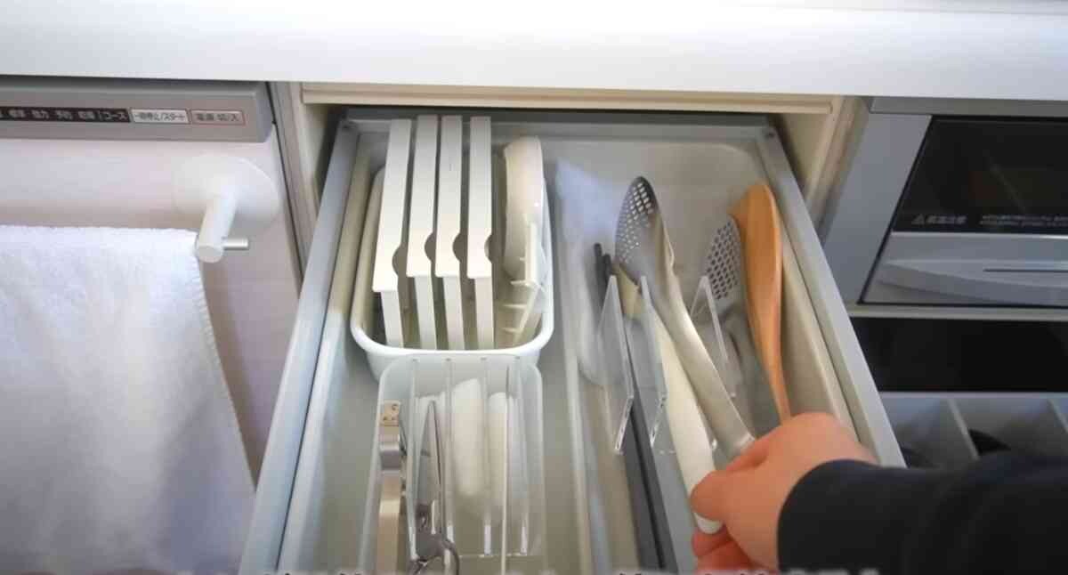 整理収納アドバイザーが教える「トング」の収納術2選！引き出しに整理するなら【無印】のアクリル仕切りが便利