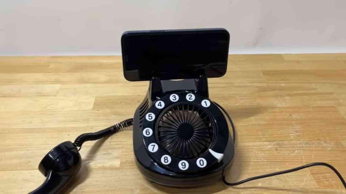 【ダイソー】昭和レトロさがエモい！「黒電話型扇風機」はスマホスタンドにもなる優れもの◎アウトドアでも活躍しそう