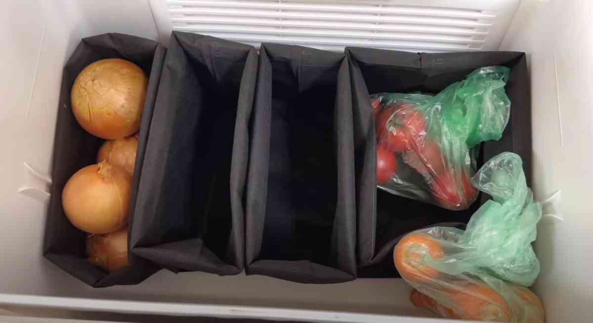 ニトリの「抗菌野菜収納袋」を野菜室で使っている様子