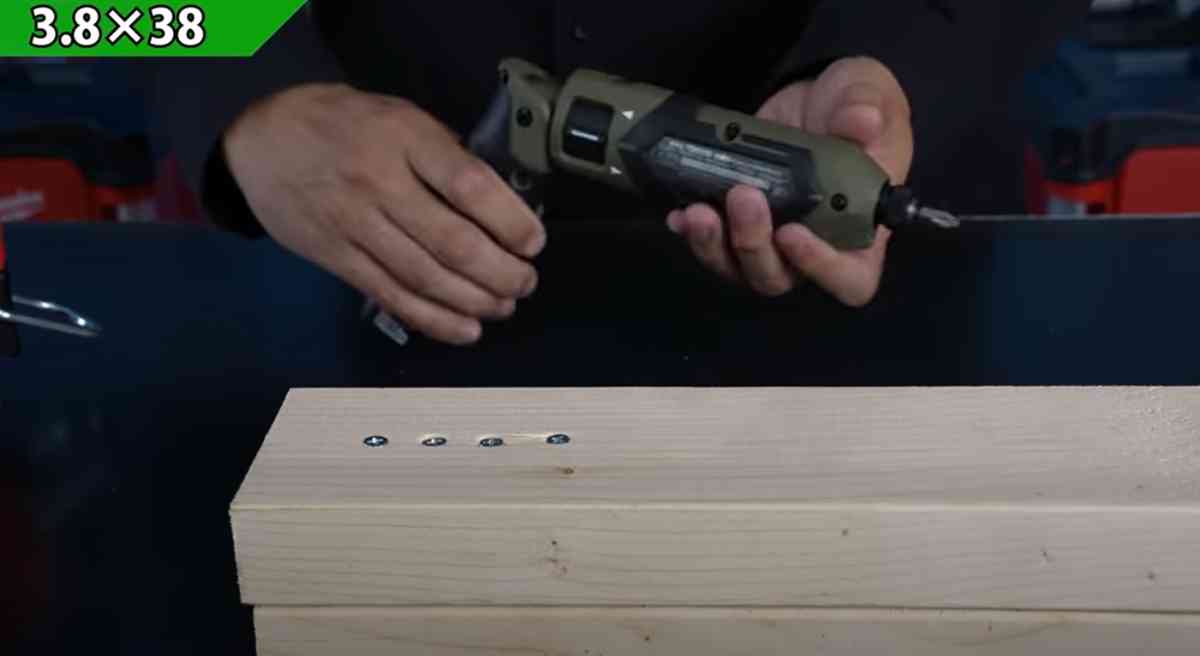マキタの「充電式ペンインパクトドライバ」で木材にネジを打ち込む