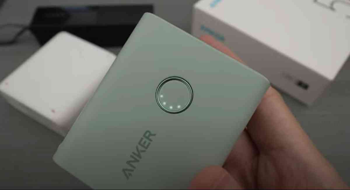 アンカーの5000mAhモバイルバッテリー「Anker 521 Power Bank」のボタン