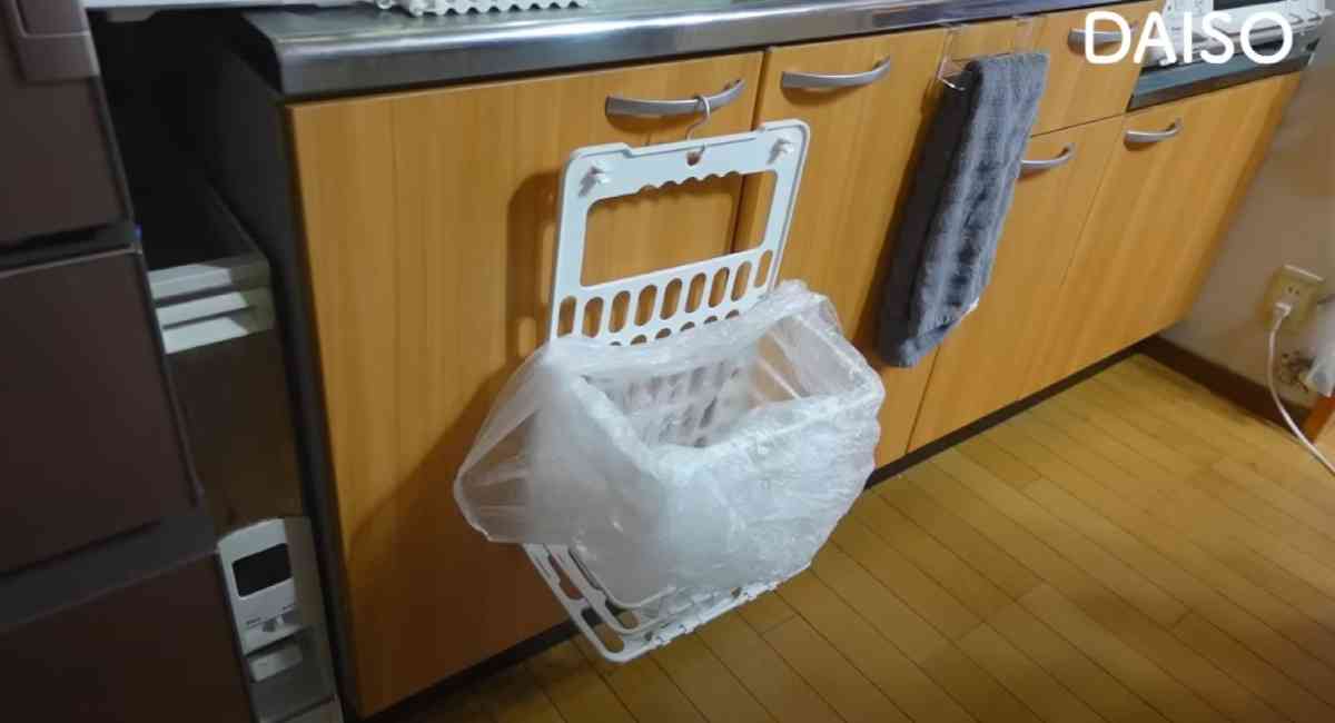 ダイソーの「折り畳み式ランドリーバスケット」をゴミ箱に使う方法