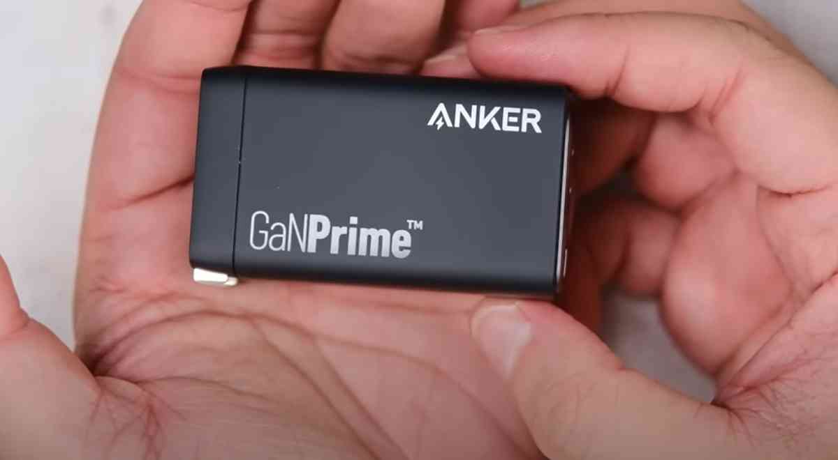 Anker 735 Chargerを手で持つ