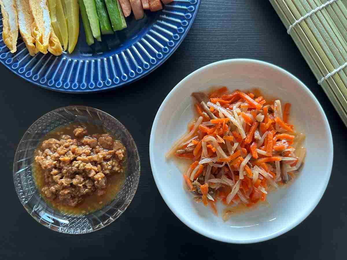 作り方１：そぼろ具・野菜ナムルをお皿に開ける