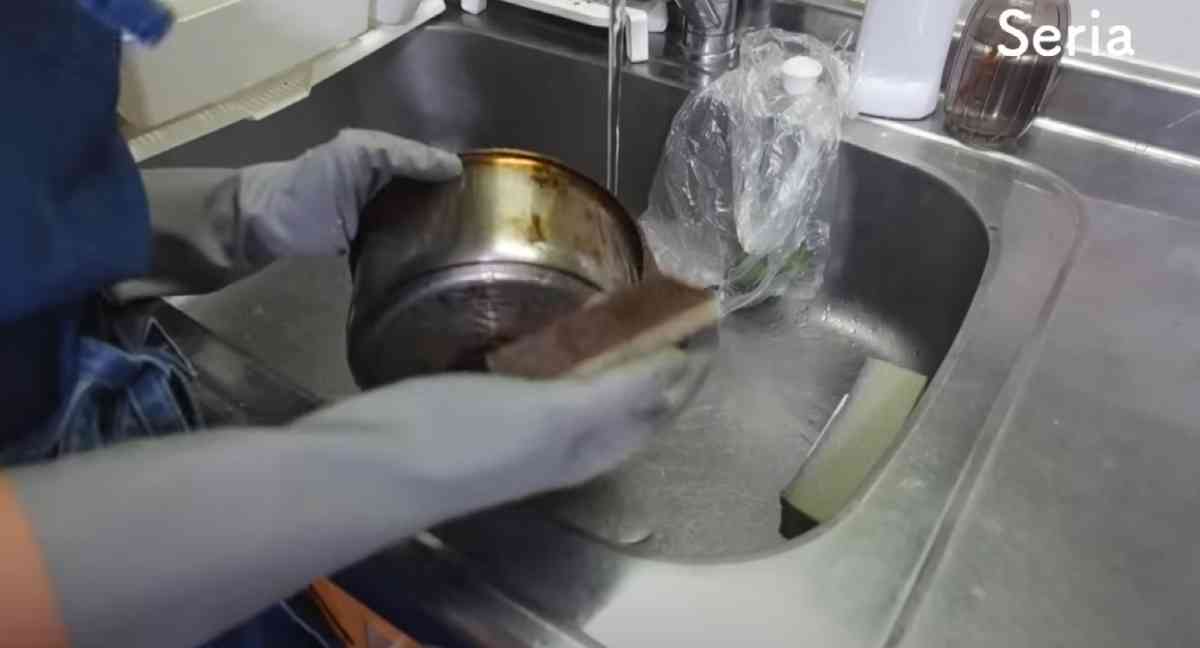 セリアの「研磨やすりスポンジ付き」でお鍋を洗う