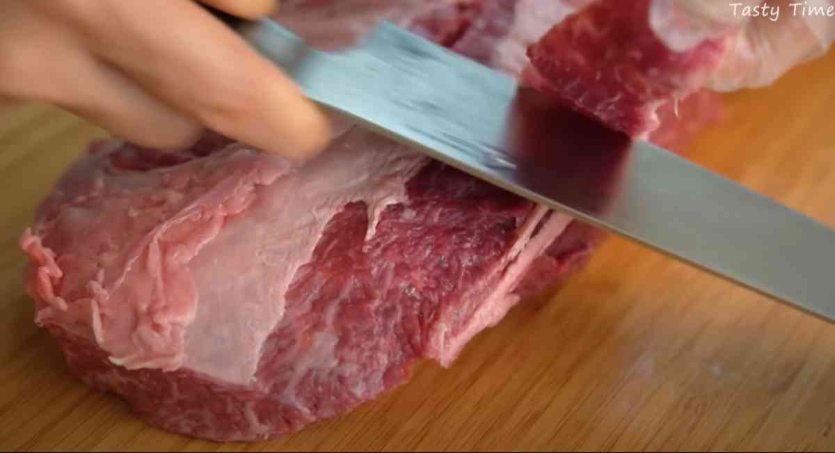 コストコのブロック肉「USビーフプライムミスジ」の膜を剥がす