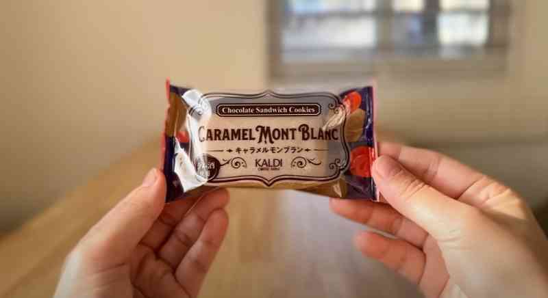 カルディの「チョコレートサンドクッキー　キャラメルモンブラン」のパッケージ