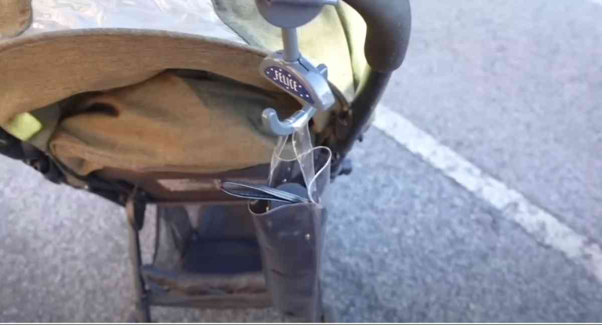 セリアの「スタンド折りたたみ傘ケース」をベビーカーに引掛けて使う