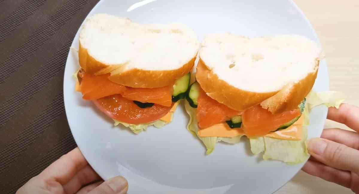 業務スーパーの「スモークサーモン(サーモントラウト)」で作ったサンドイッチ