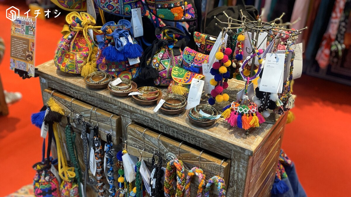 色とりどりの伝統的なファッションが美しい……！「株式会社アミナコレクション」のファッションアイテムを展示