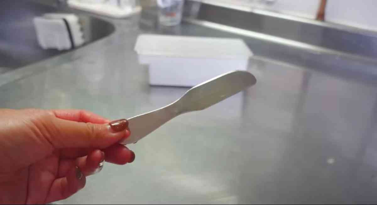 セリアの「溶けやすいアルミバターナイフ」