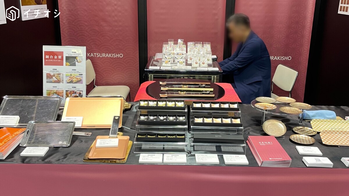 焼くだけでお肉がうまい「桂記章 純銅製焼肉プレート」はキャンプに最適！独自製法KENBIの箸置きも展示