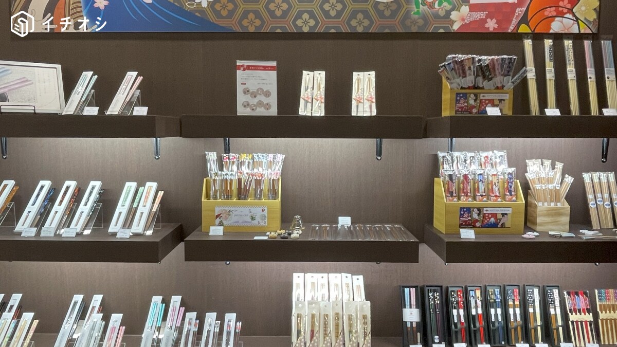 伝統的な若狭塗から、推しカラー・いぬねこモチーフまで勢揃い！「田中箸店」がバラエティーに富んだ箸を展示