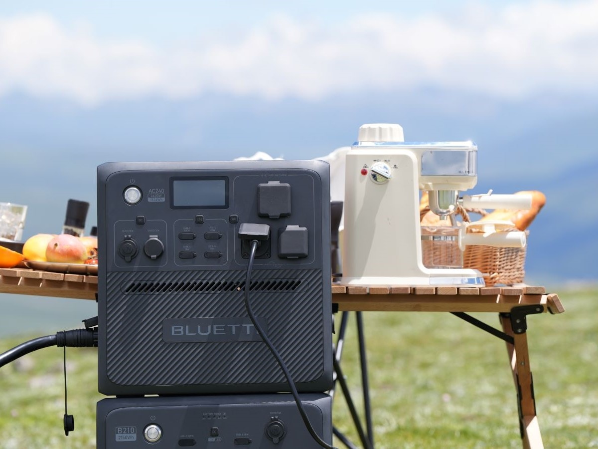 【PR】最大容量1万136Whを実現！　高い防水・防塵性能も備えたタフなポータブル電源「AC240」