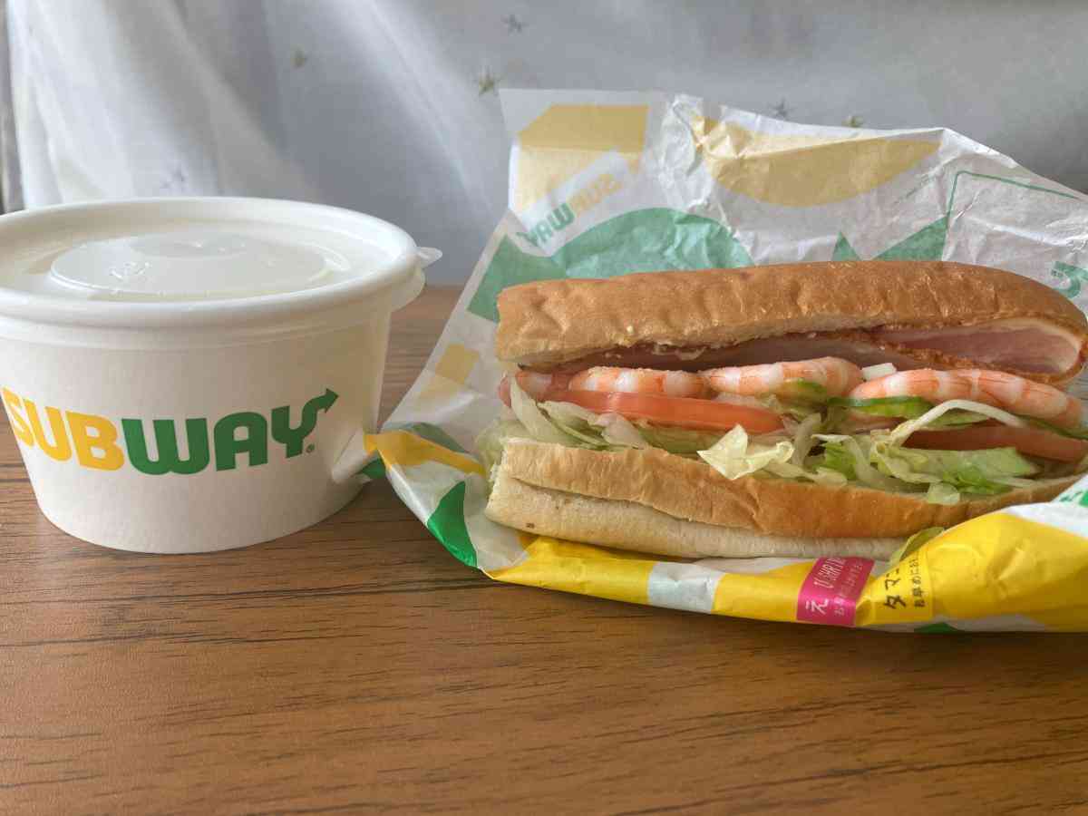 サブウェイのサンドイッチとスープが並んだ画像