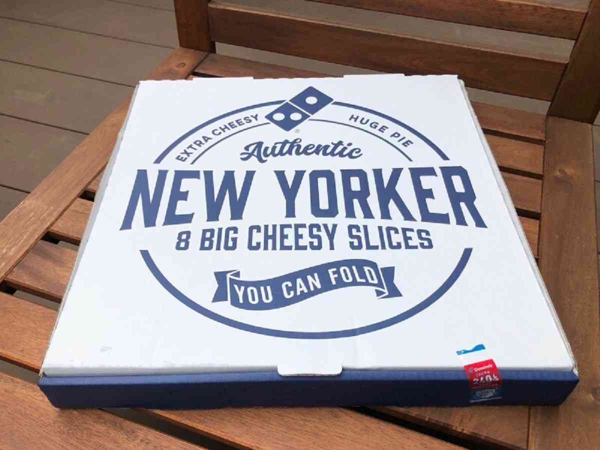 ドミノピザのニューヨーカーピザが入った箱