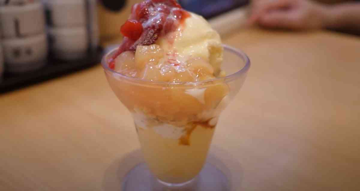 かっぱ寿司の「ストロベリー＆白桃果実のプレミアムプリンパフェ」