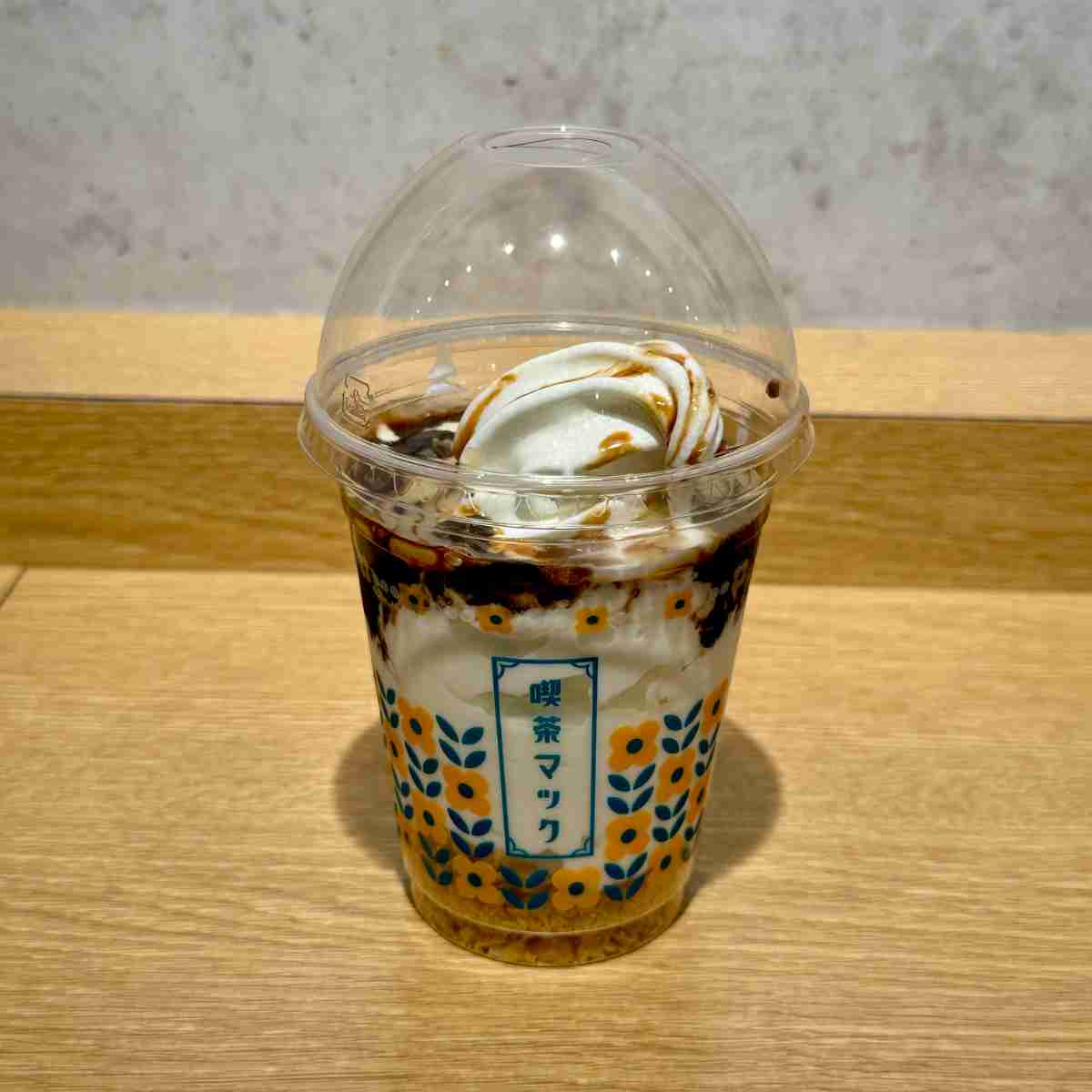マクドナルド「コーヒーゼリーパフェ」は440円（税込）。レトロなカップがかわいい！