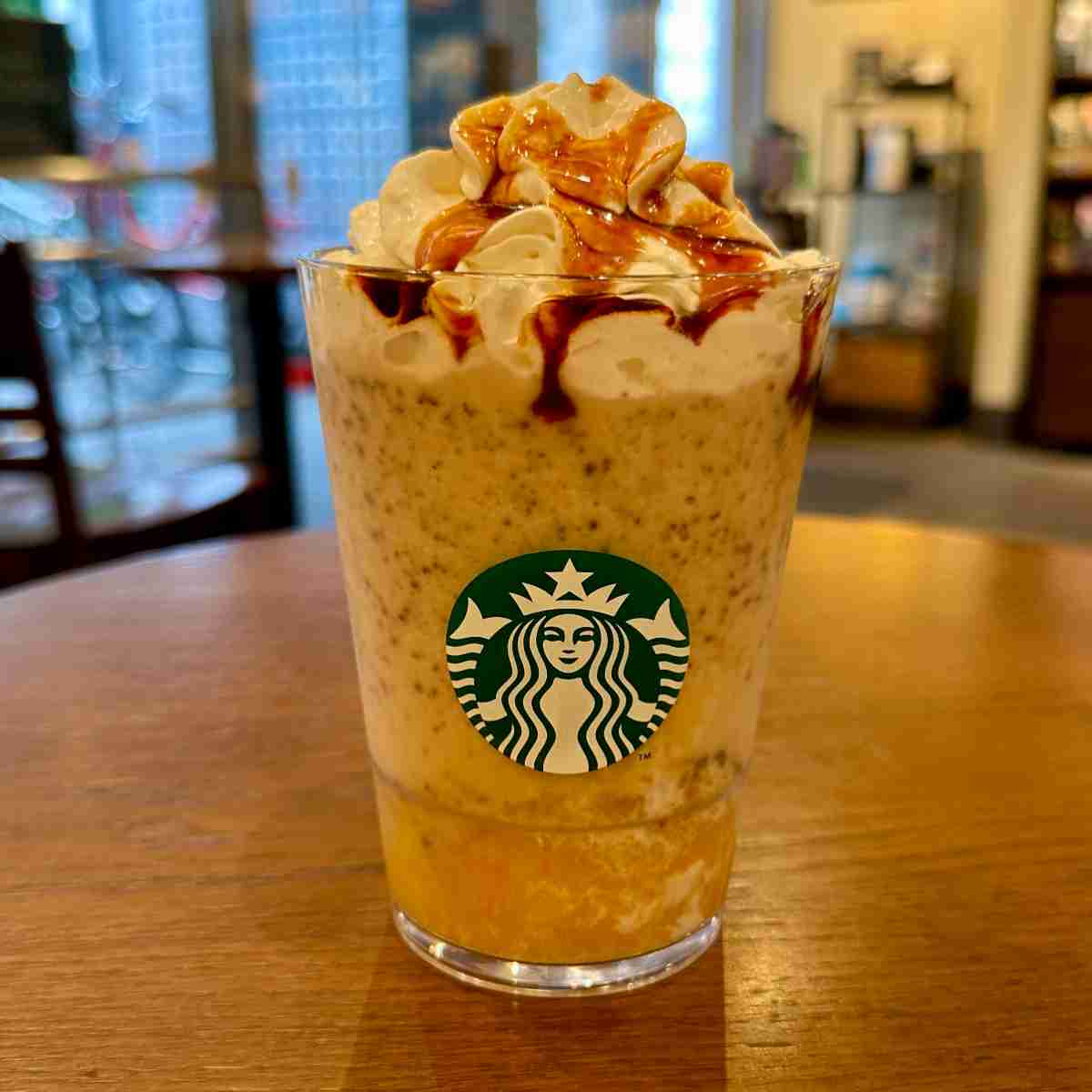 スタバ「バナナブリュレフラペチーノ」を店員さんおすすめカスタムで飲んでみた！