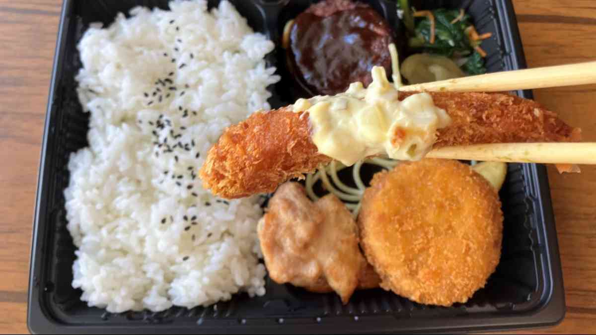 「洋風バラエティ弁当」のエビフライ