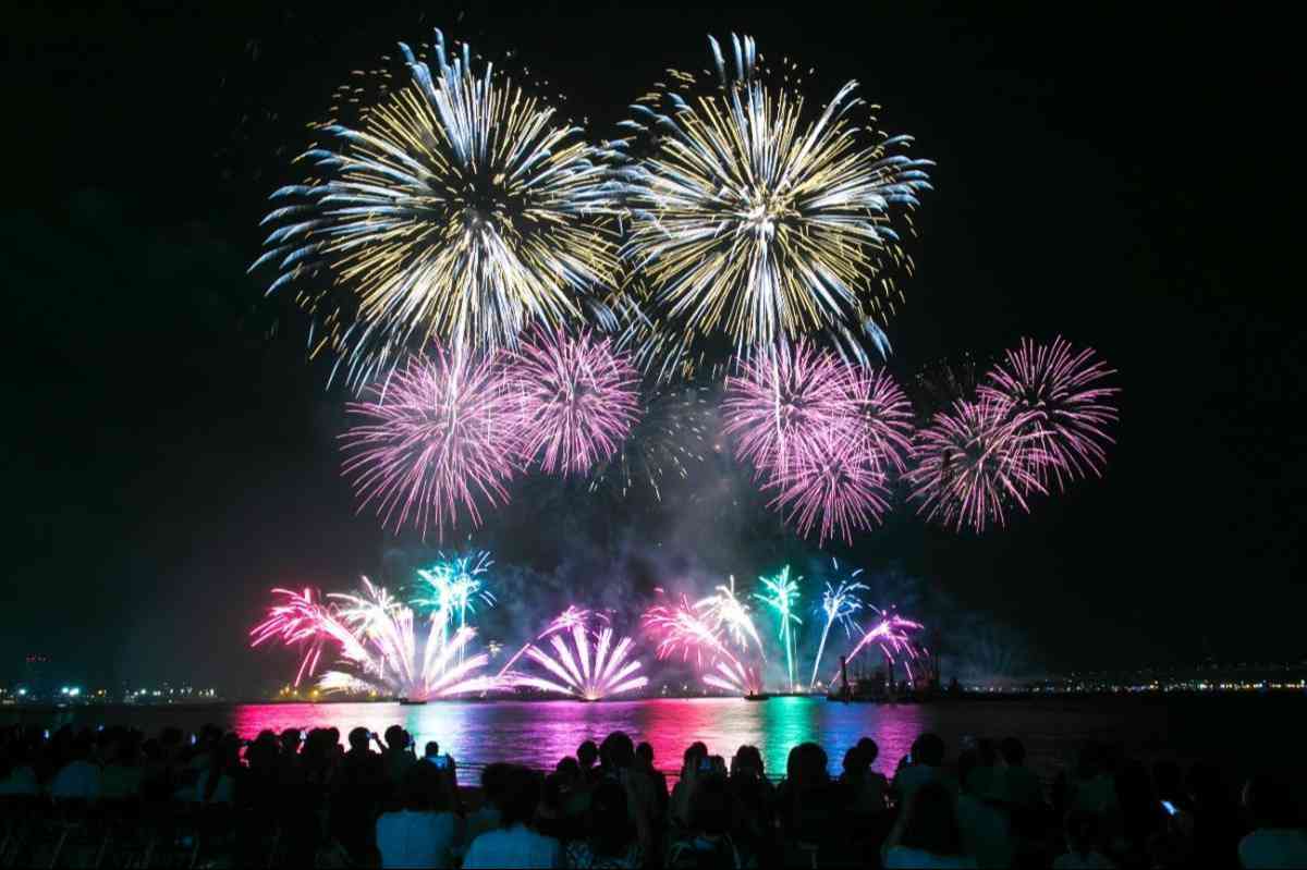 横浜みなとみらいの夜空を彩る大輪の花火