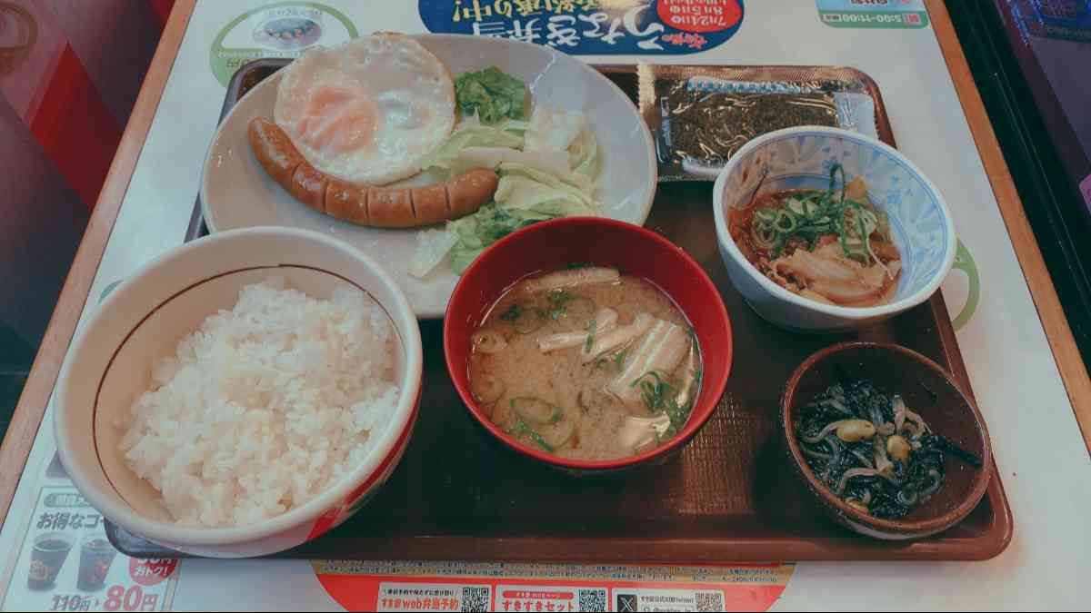 すき家「牛小鉢ソーセージエッグ朝食」