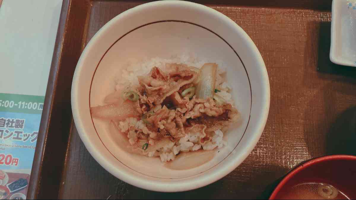 すき家「牛小鉢ソーセージエッグ朝食」で牛丼にアレンジ