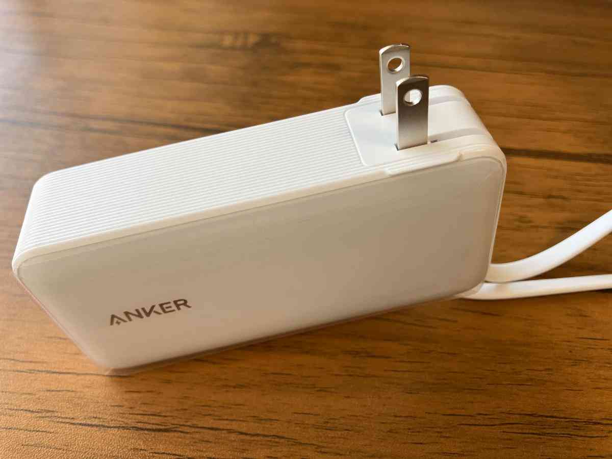 電源プラグ付きで本体に充電しながらデバイスへの充電ができる