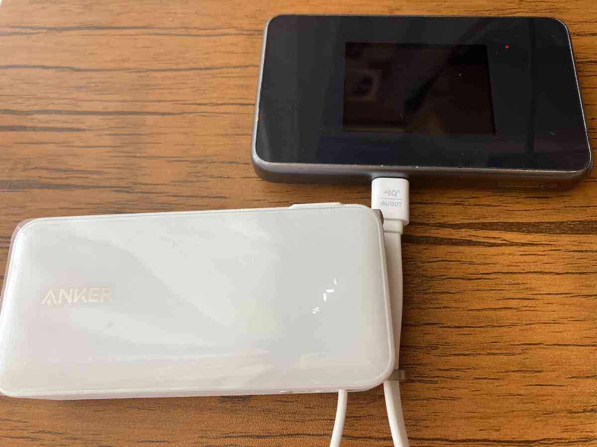 Anker Pwer BankでポケットWi－Fiを充電している