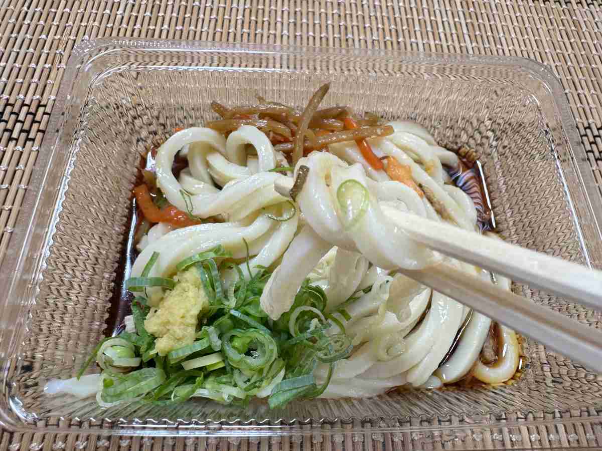 丸亀製麺の「2種の天ぷらとおかずの定番うどん弁当」