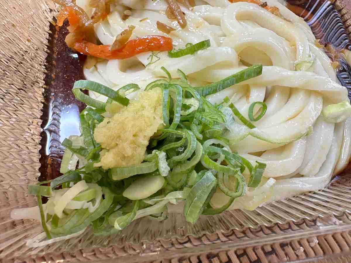 丸亀製麺の「2種の天ぷらとおかずの定番うどん弁当」