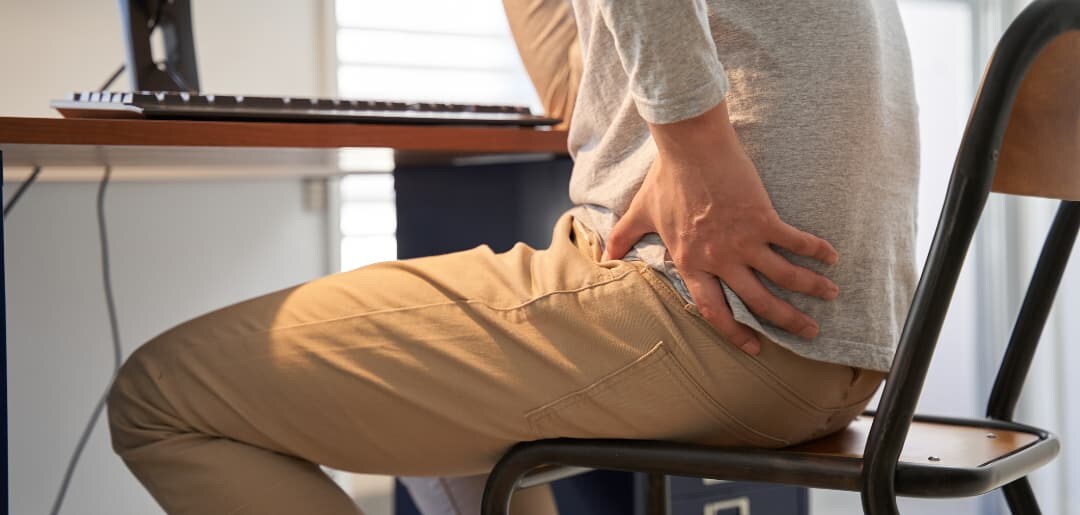 デスクワークによる腰痛を防ぐには？理学療法士が原因や対策を解説