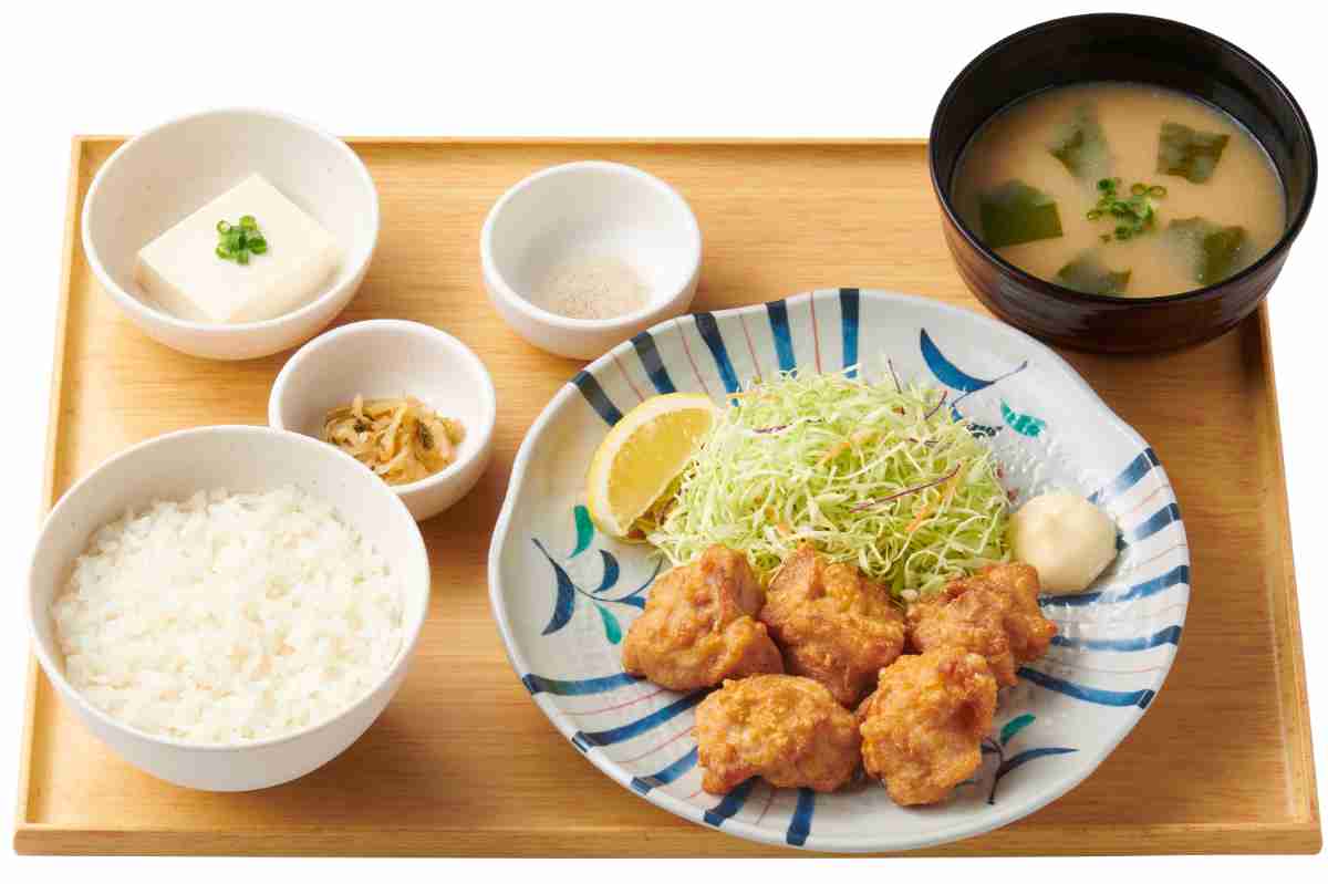 から揚げ定食(5個)　820円（税込）